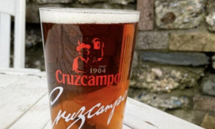 Cruzcampo Gran Reserva in een glas
